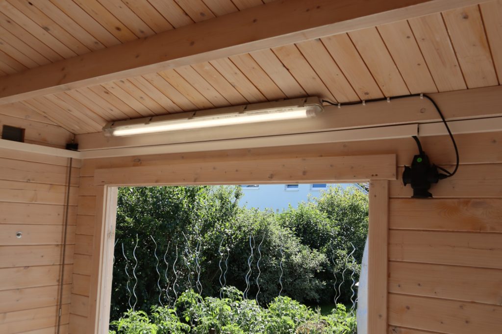 Die Lampe im Hühnerstall brennt